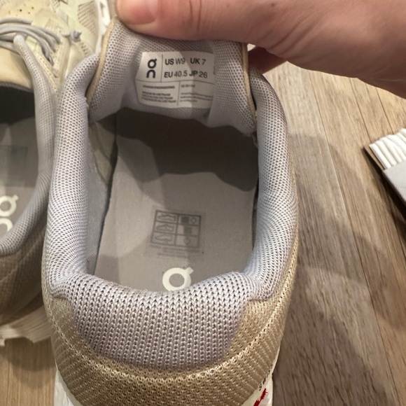 Used condition ON women’s tennis shoes - Picture 9 of 9